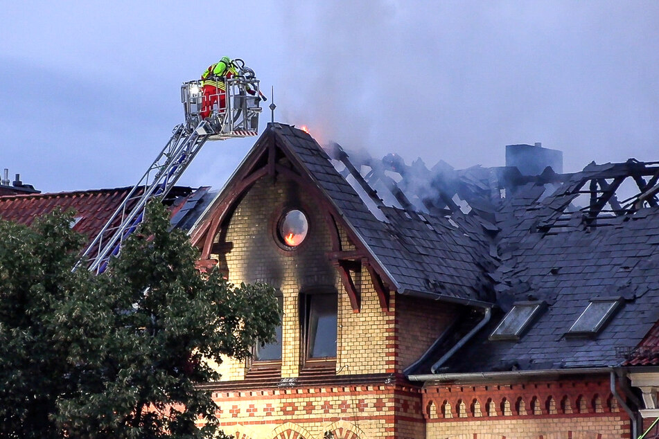 Am frühen Sonntagmorgen kämpften rund 250 Einsatzkräfte der Feuerwehr gegen einen schweren Dachstuhlbrand.