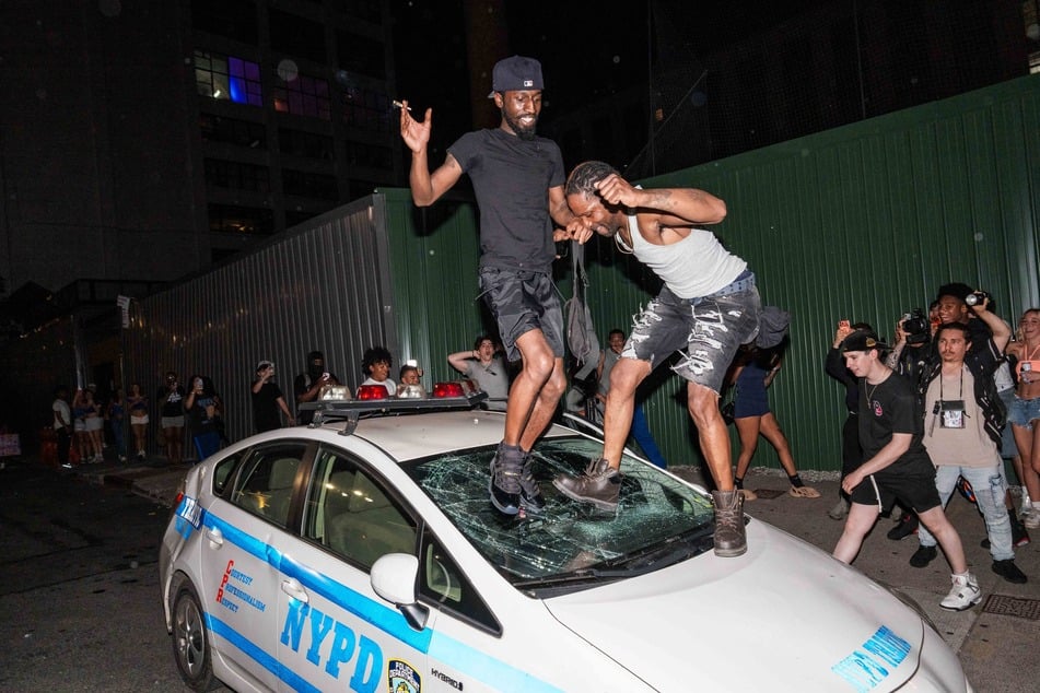 Autos der New Yorker Polizei wurden zertrümmert.
