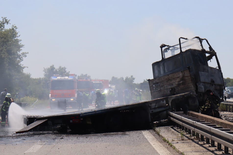 Der Lkw brannte vollständig aus.