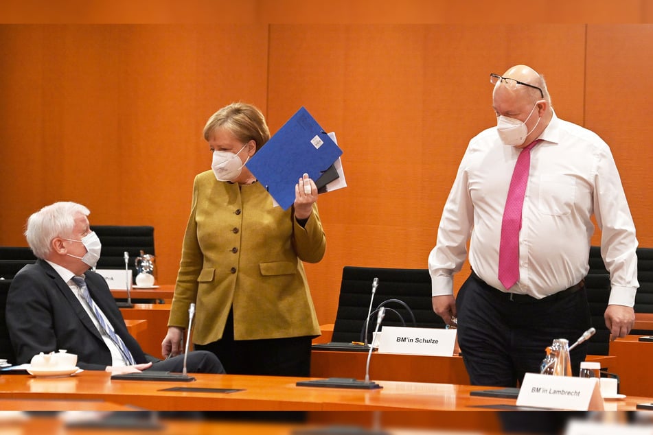 Bundeskanzlerin Angela Merkel (66, CDU) spricht mit Innenminister Horst Seehofer (71, CSU, l.) und Wirtschaftsminister Peter Altmaier (62, CDU) vor der Sitzung des Kabinetts im Bundeskanzleramt.