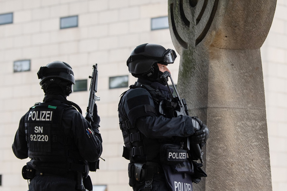 Szenen wie in Halle, als Polizisten mit automatischen Waffen die Synagoge bewachten, sollen sich in Dresden nicht wiederholen.