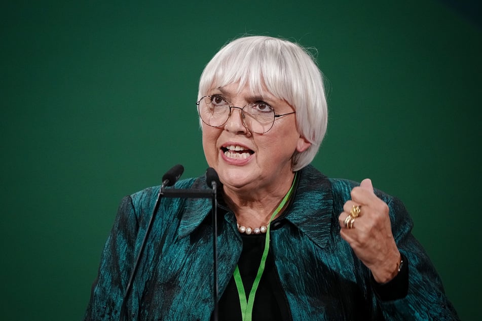 Grünen-Ministerin Claudia Roth (67) fordert kurzfristige und unkomplizierte Hilfen für die leidgeplagten Kultureinrichtungen.