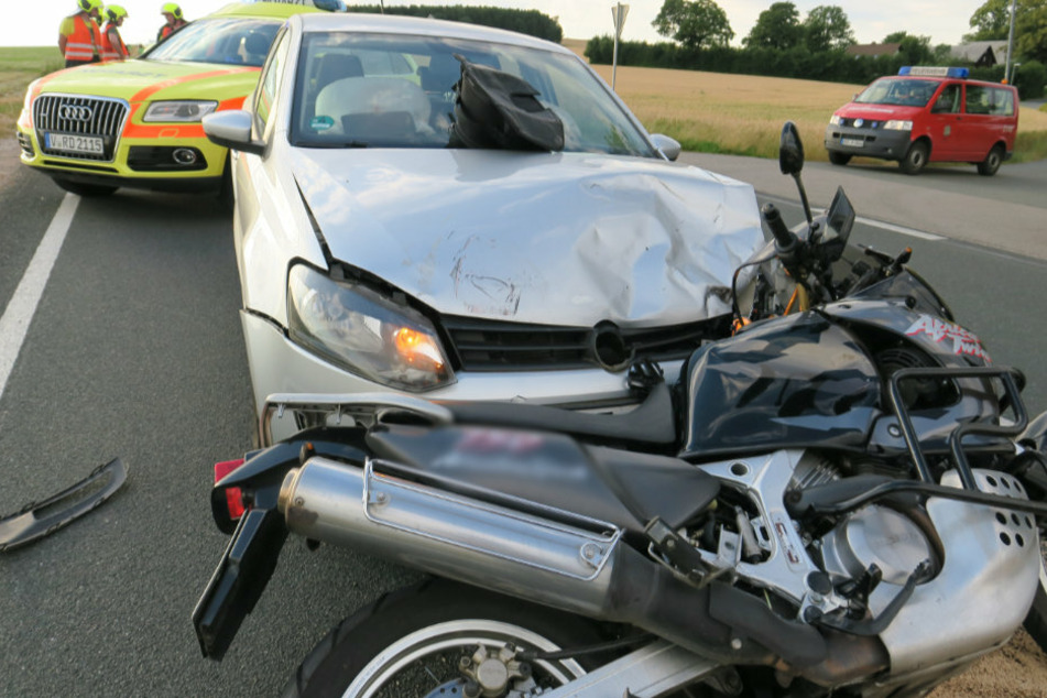 Ein Biker krachte frontal in einen VW.