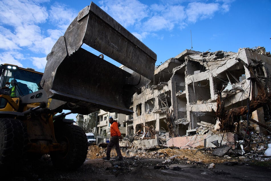 Rettungskräfte und Militärangehörige begutachten den Ort eines Einschlags einer iranischen Rakete.