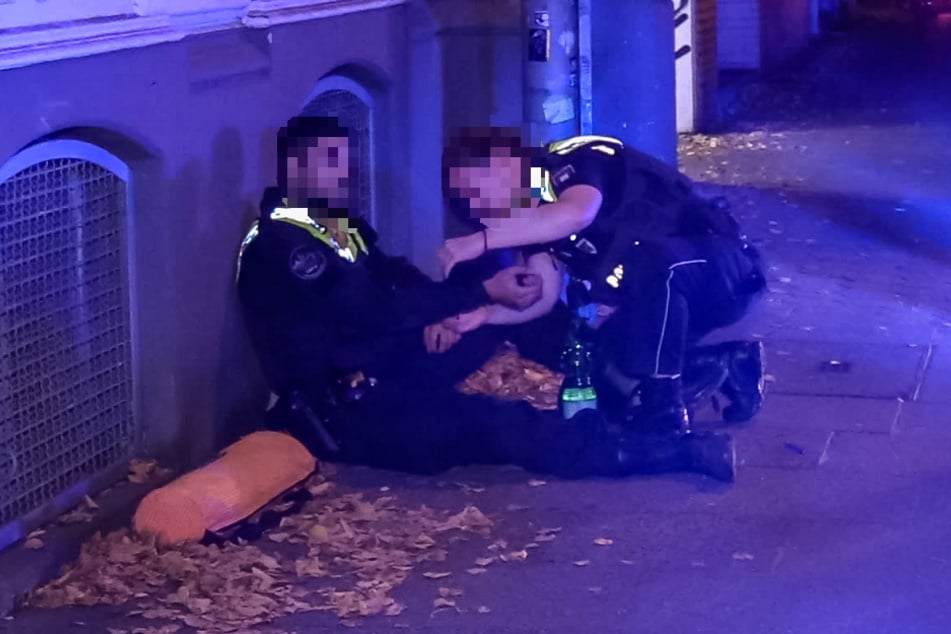 Am Freitagabend wurde ein 27-jähriger Polizist in Hamburg von einem rücksichtslosen Autofahrer umgefahren und verletzt.