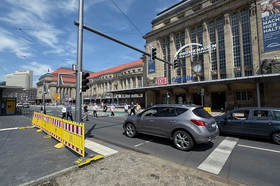 Lebensgefahr: Während die Autos ungebremst den Fußgängerüberweg passieren, laufen Passanten über die gesperrte Querung.