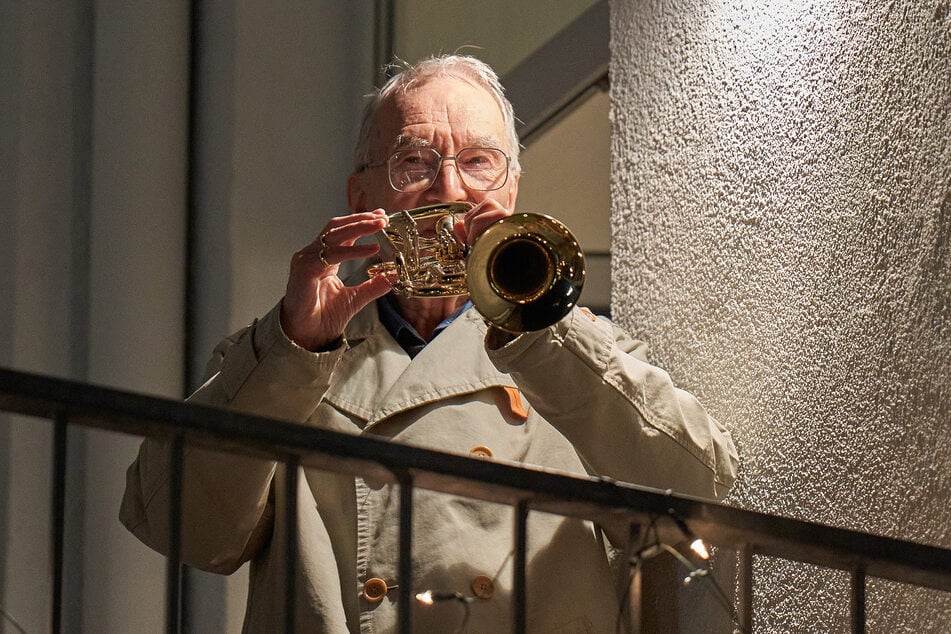 Klaus Dannert, 90-jähriger Hobby-Trompeter in Koblenz, gibt fast jeden Abend ein kleines Balkonkonzert gegen den Corona-Blues.