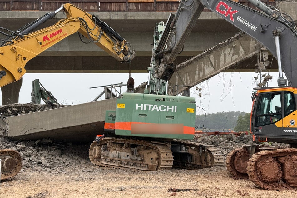 Von einem herabstürzenden Betonbrückenpfeiler wurde der Bagger getroffen und der Fahrer tödlich verletzt.
