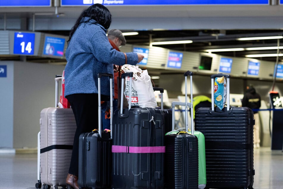 Reisende, die Gepäck aufgeben müssen, sollten mindestens zweieinhalb Stunden vor dem Abflug im Terminal sein. (Archivfoto)