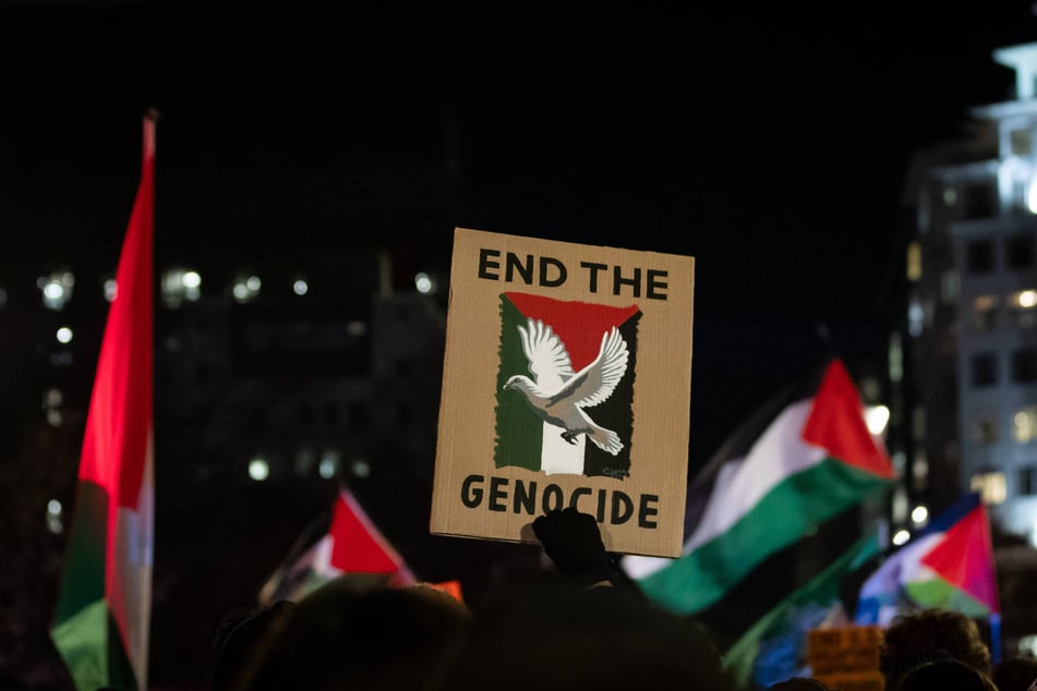 Demonstrators in Washington DC demand the arrest of Israeli Prime Minister Benjamin Netanyahu during his visit with Donald Trump at the White House on February 4, 2025.