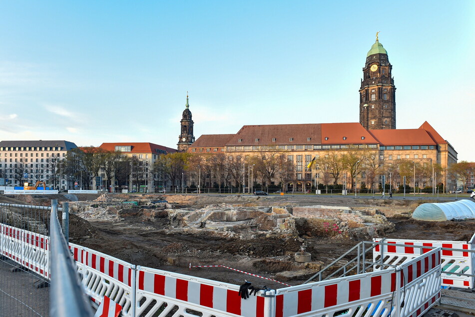 Aktuell ruhen die Arbeiten auf dem Ferdinandplatz, bis der Rat entweder abschließend zusagt oder ablehnt.