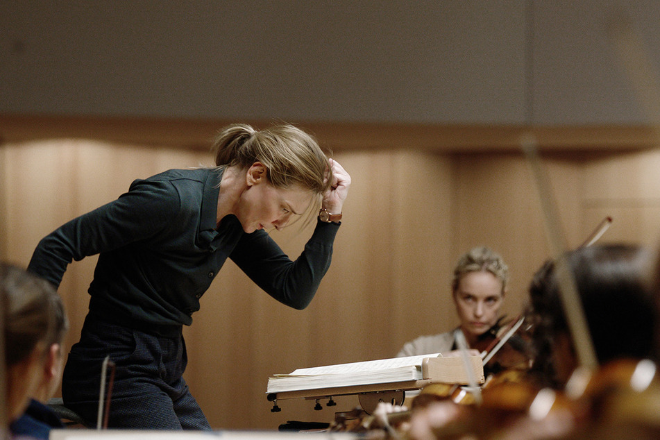 Szene im Konzertsaal: Dirigentin Lydia Tár (Blanchett, l.) mit ihrer Ehefrau und 1. Konzertmeisterin Sharon (Hoss an der Violine).