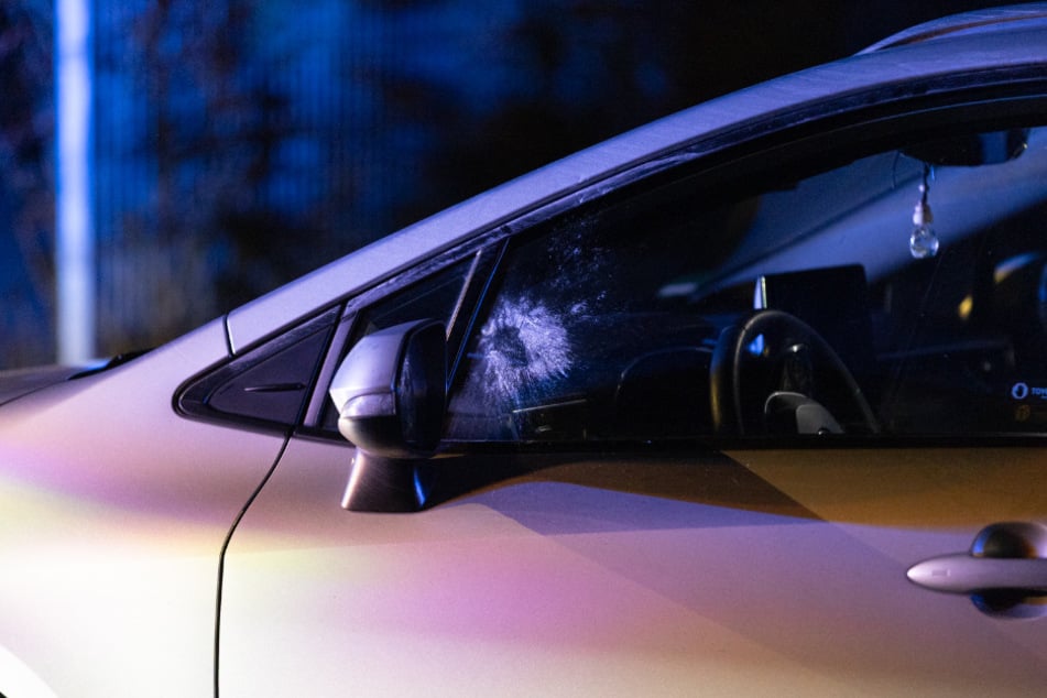 Auf der Fahrerseite des Opel waren nach der Attacke Spuren zu erkennen.