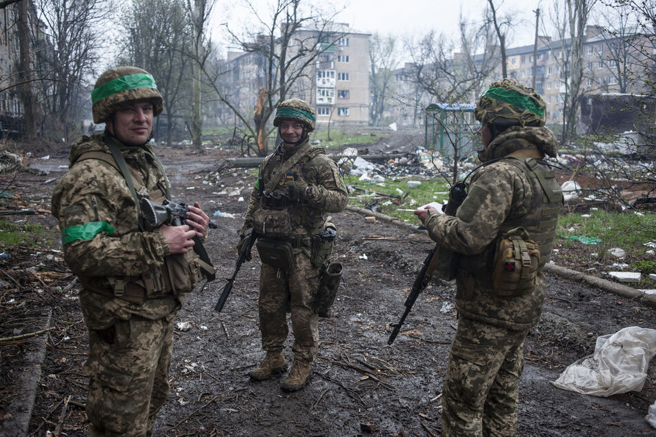 Ukrainische Soldaten auf einer Straße in der vom Krieg betroffenen Stadt Bachmut.