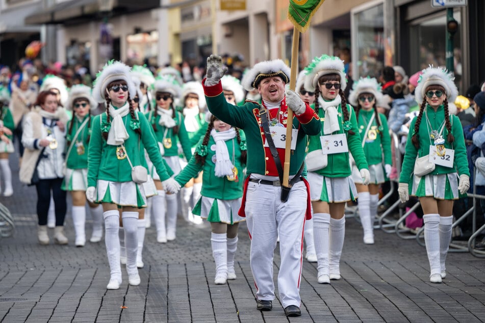 Was für ein Aufmarsch! Der Rosenmontagsumzug in Fulda war mit 260 Zugnummern der größte in Hessen.