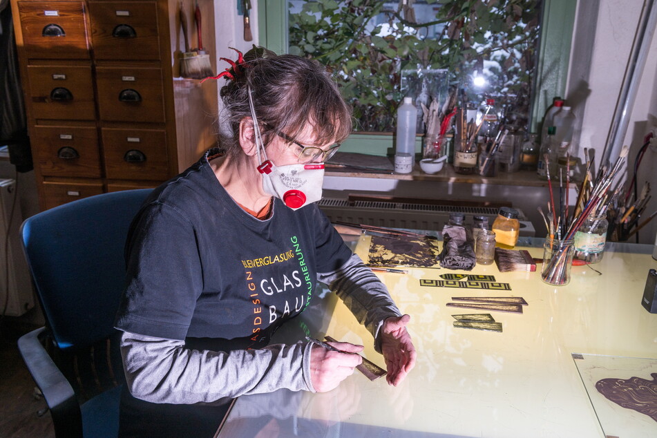 Sylvia Putzschke (58) bemalt einen Glasriegel, der neu ins Fenster eingesetzt wird.