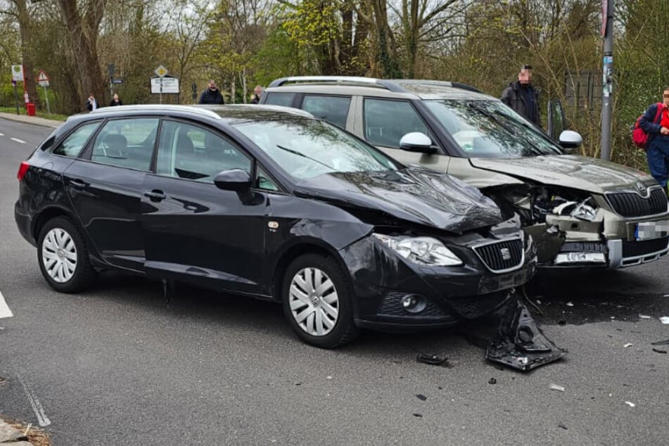 Die beiden beteiligten Fahrzeuge wurden bei dem Crash erheblich beschädigt und waren nicht mehr fahrbereit.
