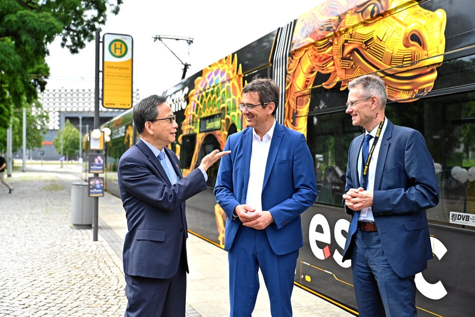 Klement Ruey-Sheng (l.), Taipeh-Vertretung Deutschland, im Gespräch über die neue Bahn mit ESMC-Chef Dr. Christian Koitzsch (M.) und DVB-Mobilitätsvorstand Andreas Hemmersbach.