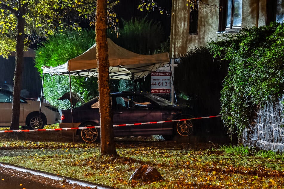 Nachdem der Polizist auf den Angreifer geschossen hatte, fuhr dieser gegen eine angrenzende Mauer.