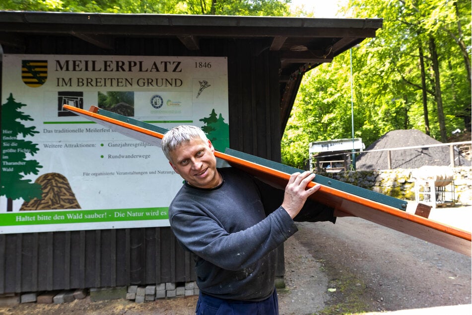 Obwohl der Meister mit seinem Sohn Sven (50) einen würdigen Köhler-Nachfolger gefunden hat, macht er sich wegen Nachwuchsmangel Sorgen um das Handwerk.