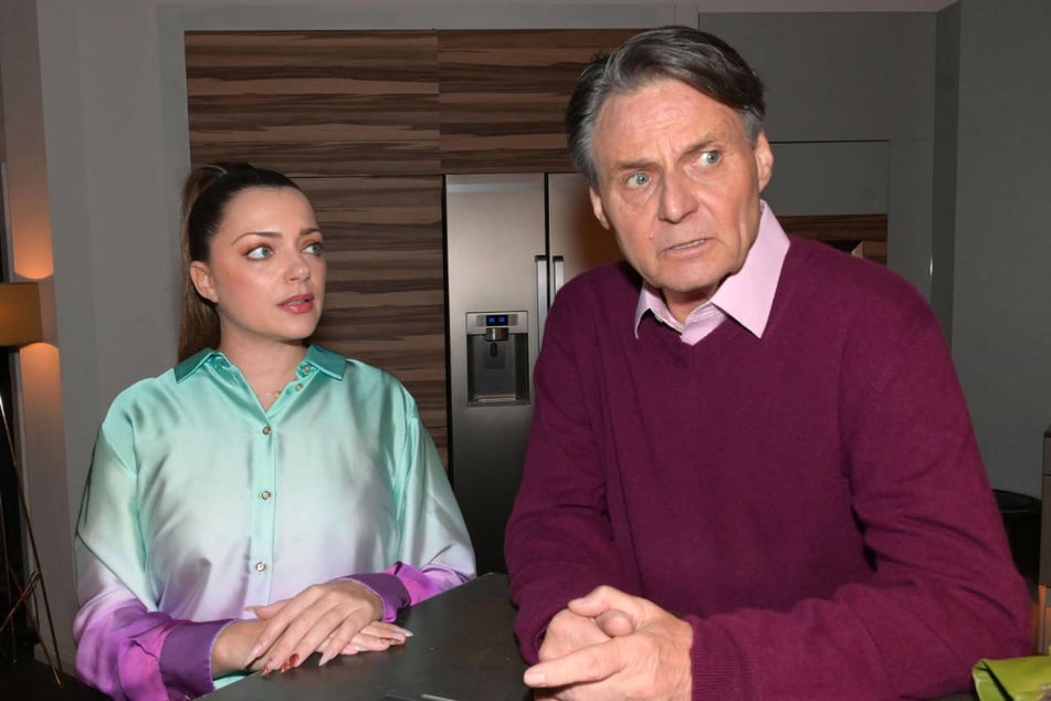 Emily sieht keinen anderen Ausweg und erpresst Joachim.