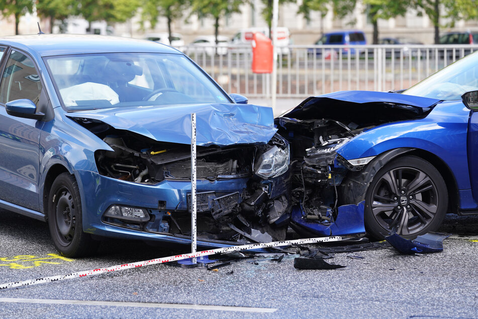 Zwei Fahrzeuge stehen nach einem Verkehrsunfall auf der Willy-Brandt-Straße auf der Fahrbahn. Bei dem Unfall in der Hamburger Innenstadt sind am Montagmorgen zwei Menschen schwer verletzt worden.