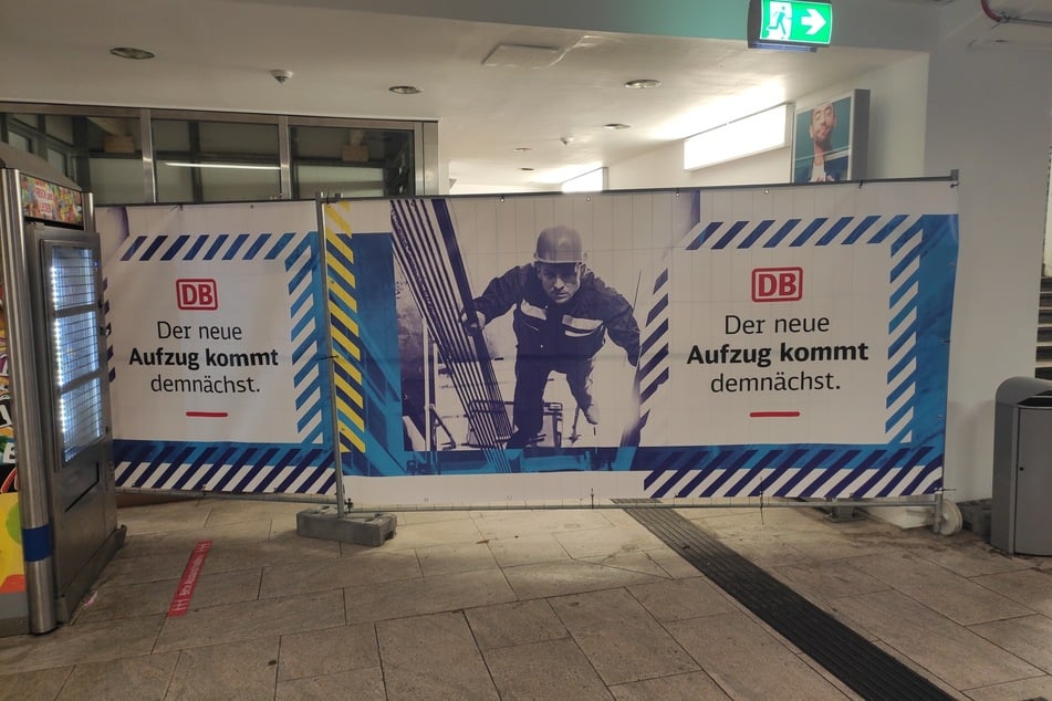Der Aufzug in der Haupthalle des Chemnitzer Hauptbahnhofes wird derzeit auf Vordermann gebracht.