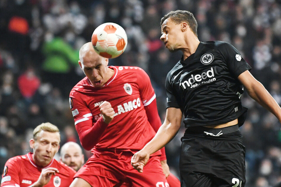 Frankfurts Timothy Chandler (31, r) versucht vor Antwerpens Michael Frey (27) an den Ball zu kommen.