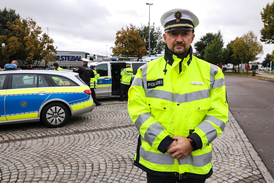 Der Leiter der Verkehrspolizeiinspektion, Gerald Baier (44), warnt vor Gefahren der Ablenkung.