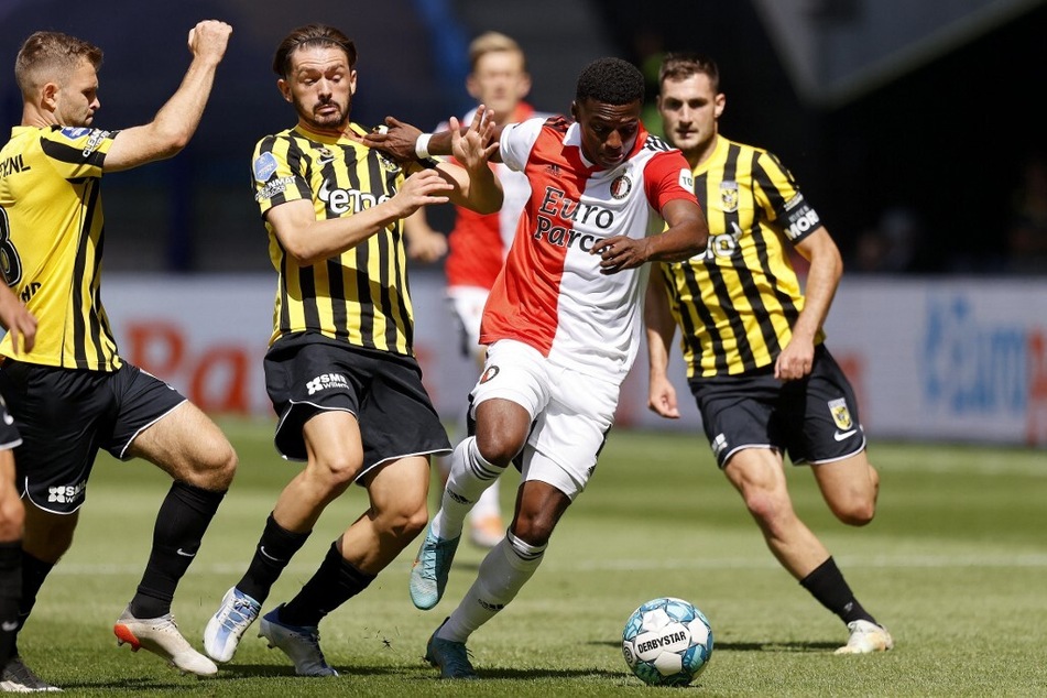 Javairo Dilrosun (24, 2.v.r.) hat nach seinem Wechsel von Hertha BSC zu Feyenoord Rotterdam einen Start nach Maß gefeiert.