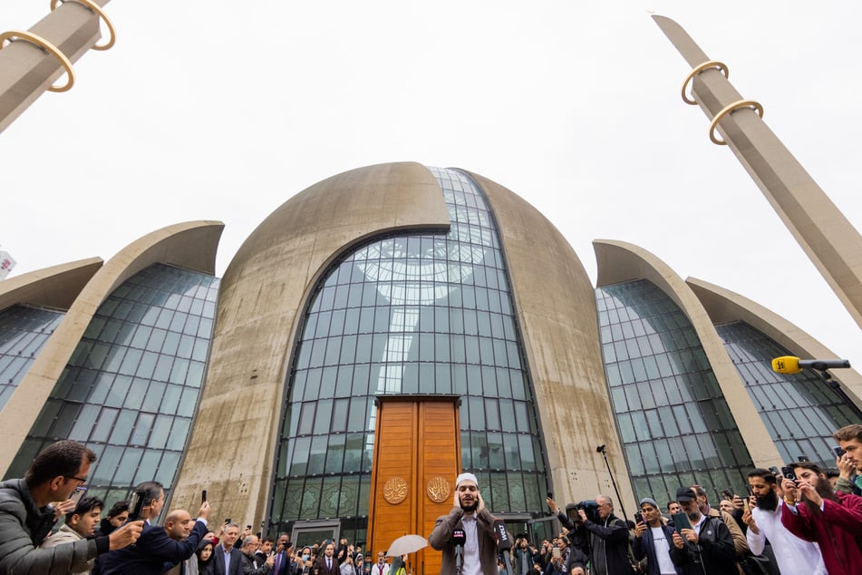 Der Imam der Kölner Zentralmoschee Mustafa Kader beim ersten Muezzin-Ruf Kölns am 14. Oktober 2022. Nach Ablauf der Pilotphase soll die Erlaubnis dafür nun erneut auf den Prüfstand (Archivbild).