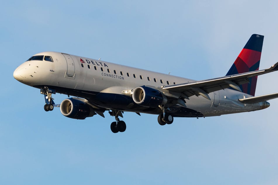 SkyWest passenger jet has terrifying close call with B-52 bomber
