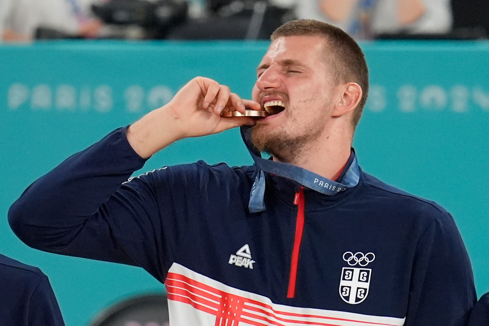 Nikola Jokic (29) gilt als aktuell bester Basketballer der Welt. Nach einem überragenden Olympia-Turnier feiert der Serbe ausschweifend die Bronzemedaille.