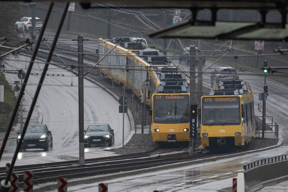 Eine Toyota-Fahrerin ist am Sonntagmorgen in Stuttgart in eine Stadtbahn gekracht. (Symbolfoto)