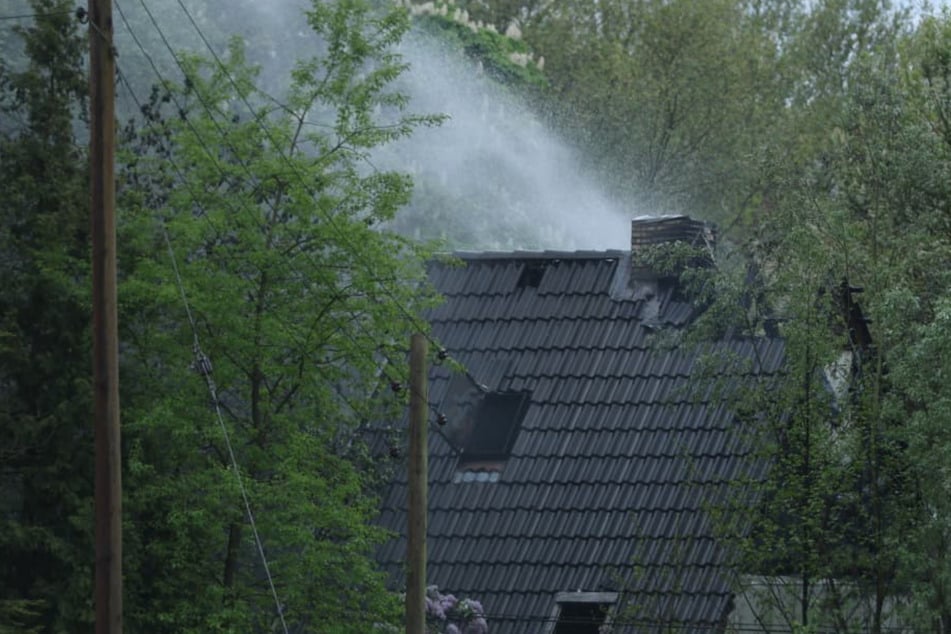 Hamburg: Direkt neben der Autobahn: Brennendes Haus verursacht massive Rauchentwicklung