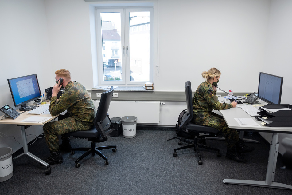 Die Soldaten kontaktieren vor allem Corona-Infizierte und helfen Gesundheitsämtern.