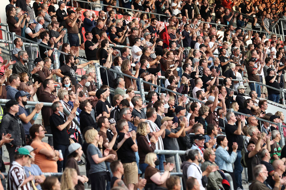St. Pauli-Fans beklatschen die Leistung ihrer Mannschaft im Millerntor-Stadion.