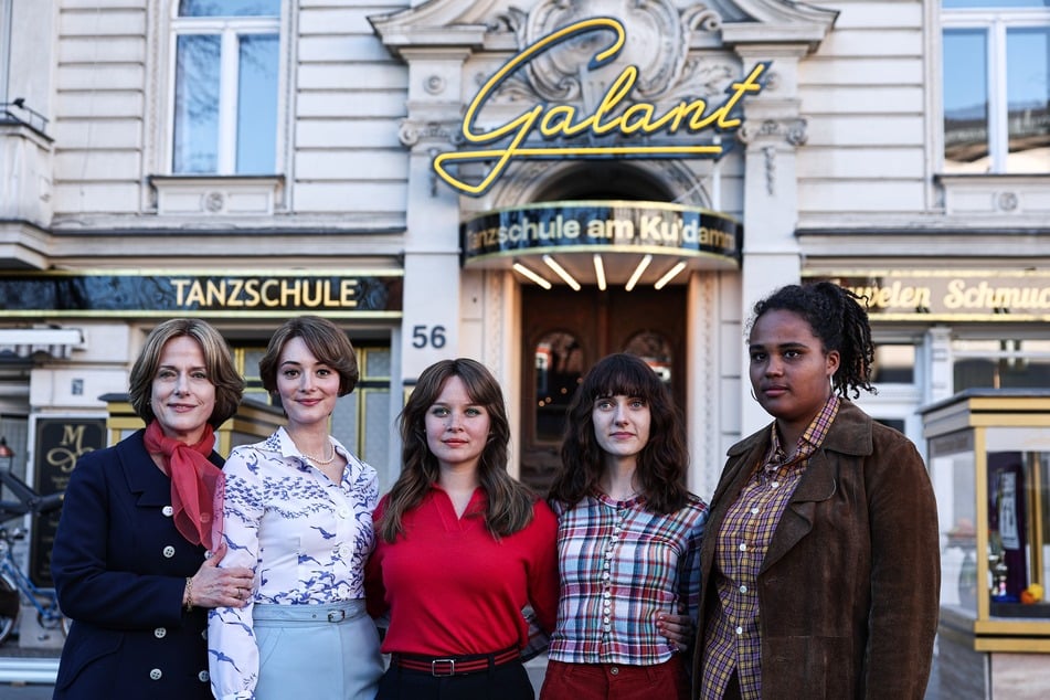 Das ZDF legt die vierte Staffel der kultigen Serie um die Frauen der Tanzschule "Galant" am Berliner Kurfürstendamm vor.