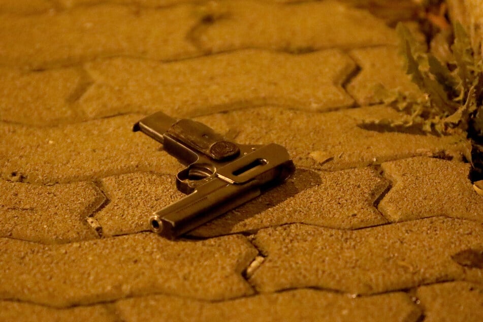 Diese Pistole lag nach dem "Besuch" der Tunis-Gang bei der Konkurrenz vor dem Haus der Opfer.