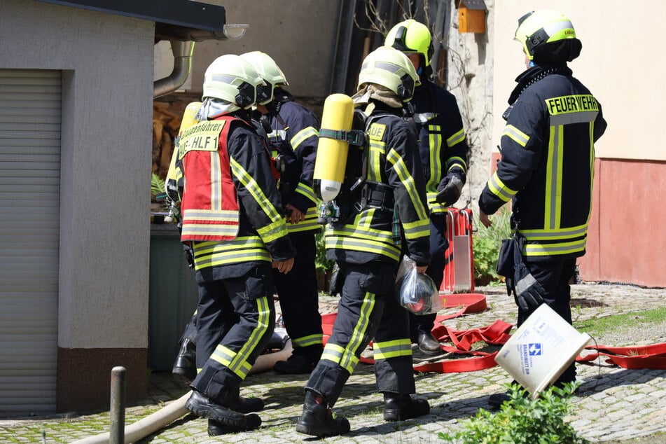 Kameraden mehrerer Feuerwehren wurden zum Einsatz in der Straße am Niedergraben gerufen.