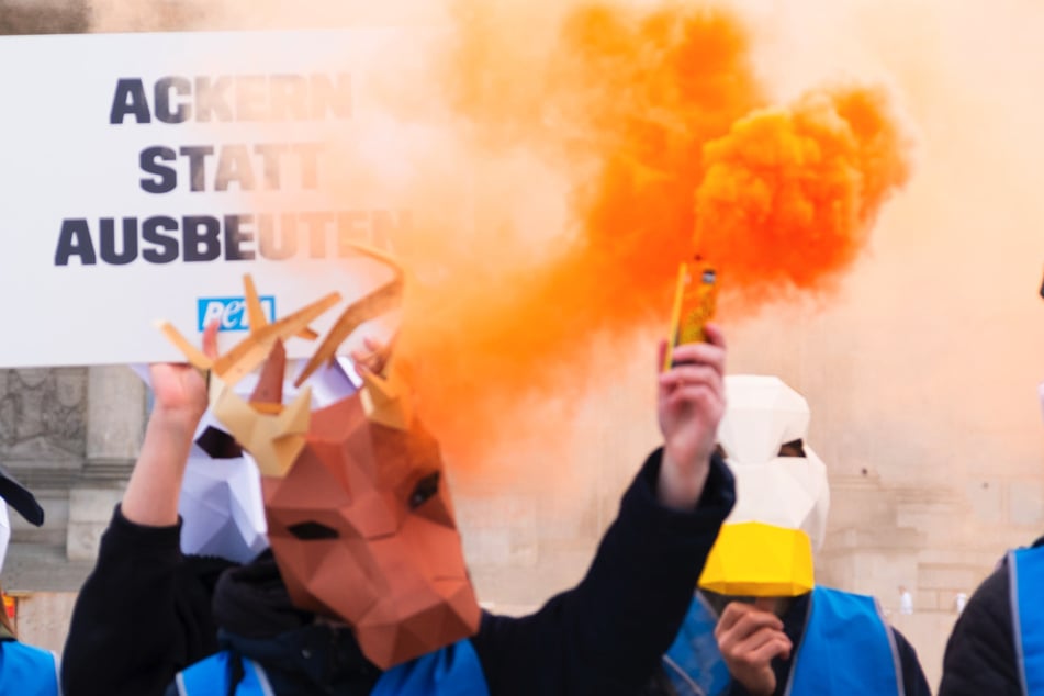 Mit gezündeten Bengalos demonstrierte die Tierschutzorganisation PETA am Donnerstag in Berlin-Mitte.