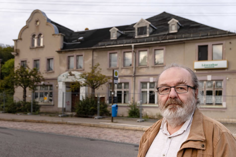 Stadtrat Thomas Scherzberg (61, Linke) setzt sich für den Erhalt des alten Gasthofs ein.