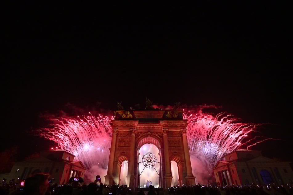 Ein XXL-Feuerwerk wird am Arco della Pace in Mailand gezündet.