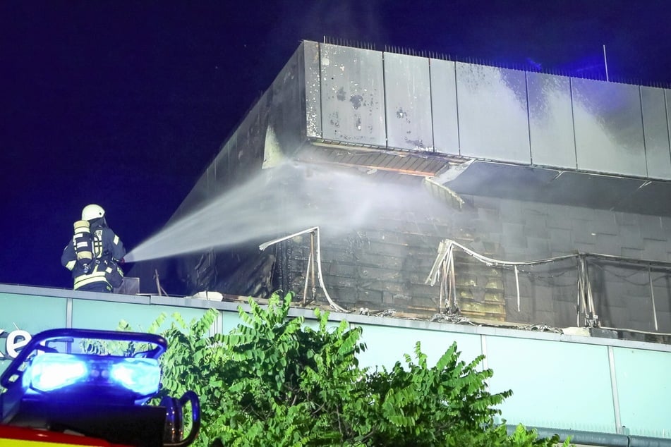 Das Feuer war auf dem Dach des Geschäftsgebäudes ausgebrochen.