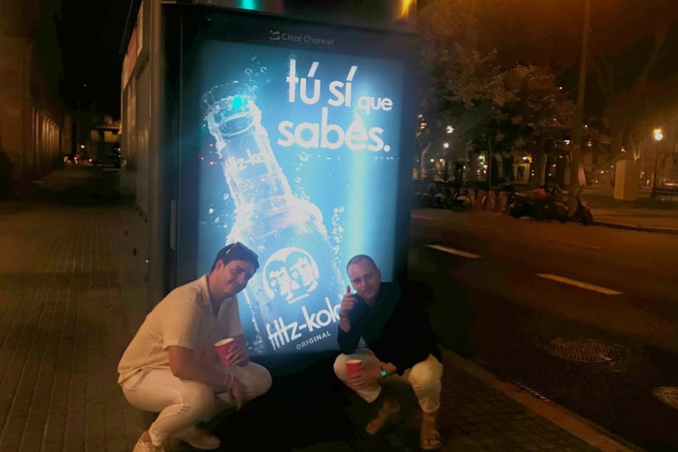 An Bushaltestellen in Barcelona ist Werbung für fritz-kola zu sehen.