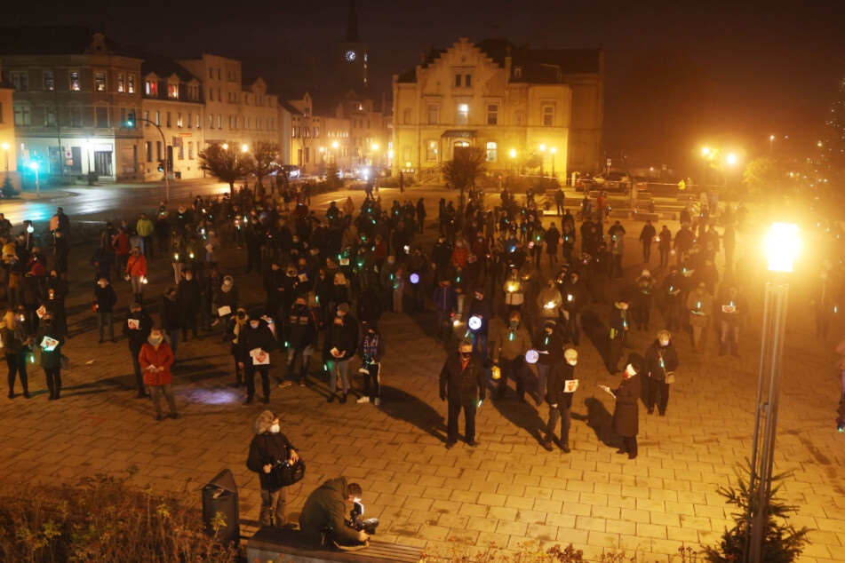 Wilkau-Haßlau: Menschen protestieren auf dem Marktplatz gegen das Aus für den Haribo-Standort.