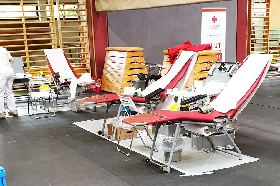 In einer Turnhalle wurden 160 Spender zum Aderlass gebeten.
