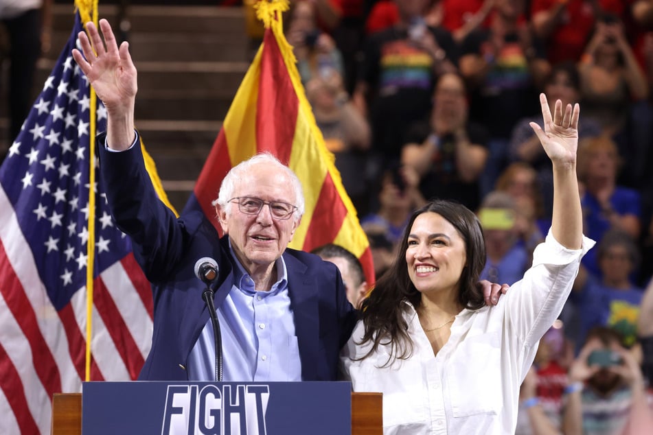 In an energetic rally in Tempe, Democratic Congresswoman Alexandria Ocasio-Cortez (r.) joined forces with Bernie Sanders (l.) in a brutal rebuttal of Trump's agenda.