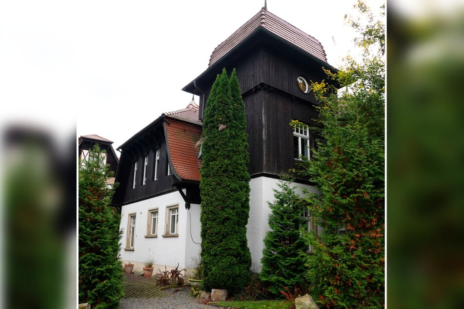 In diesem hübschen Häuschen in Flöha schlugen die Beamten zu und verhafteten die 75-jährige Theologin.