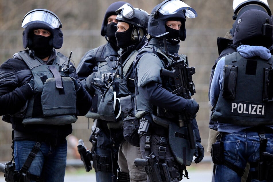 Spezialeinsatzkräfte der Polizei haben am Freitagmorgen mehrere Objekte in Köln und Hürth nach Waffen durchsucht. (Symbolbild)